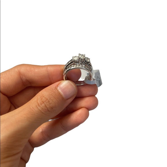 2 ct. T.W. DIAMOND RING - Picture 4 of 7